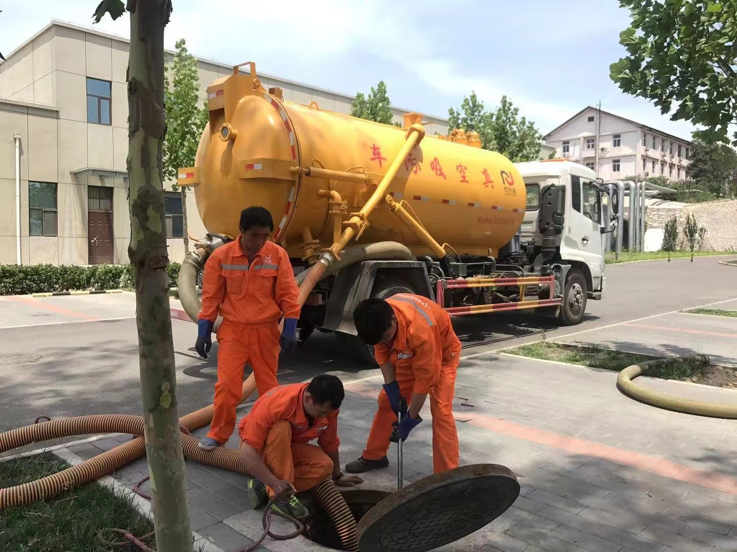 曹妃甸化粪池清理与5-8吨吸粪车施工效率分析